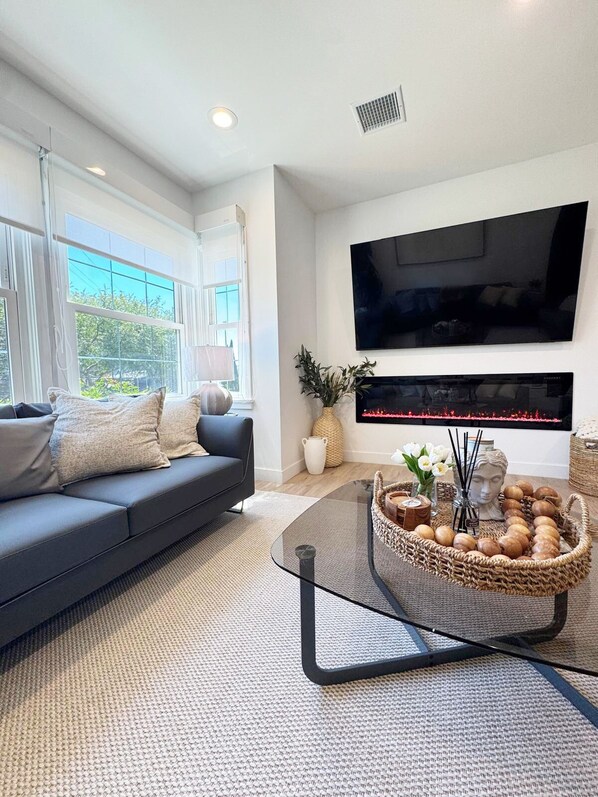 TV, fireplace - Stylish 3BR/3BA Oasis Near Century City - FH1 (Century city)