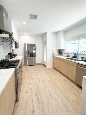 Fridge, microwave, oven, stovetop - Stylish 3BR/3BA Oasis Near Century City - FH1 (Century city)