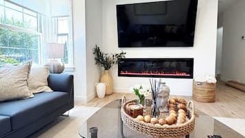 Televisión y chimenea