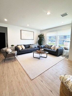 TV, fireplace - Stylish 3BR/3BA Oasis Near Century City - FH1 (Century city)