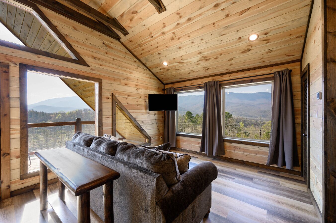 Televisie, een open haard, een tafeltennistafel en boeken