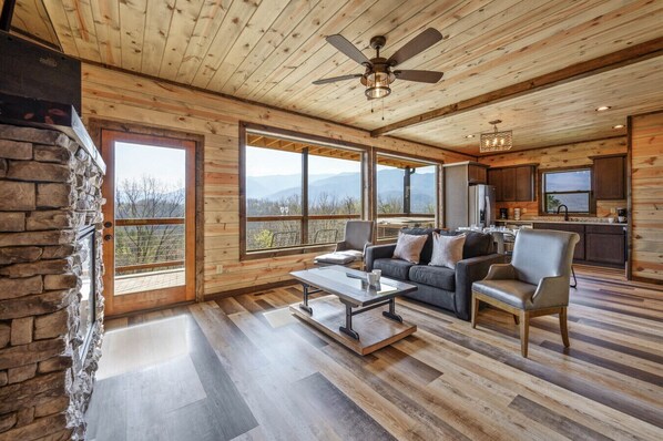 Televisión, chimenea, mesa de ping pong, libros