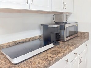 Kühlschrank, Mikrowelle, Wasserkocher mit Kaffee-/Teezubehör