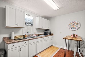 冰箱、微波炉、茶具/咖啡用具、厨具/餐具