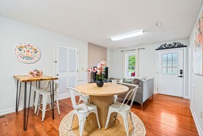 Dining - Flower Bliss Cottage in Sparta Mountains (Sparta)