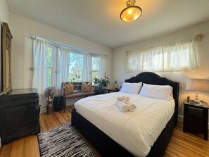 3 slaapkamers, een strijkplank/strijkijzer, wifi, beddengoed