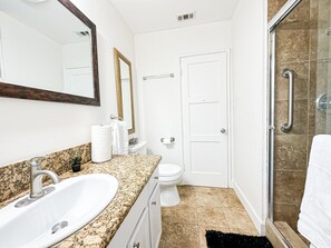 Dusj, hårføner, håndklær og såpe