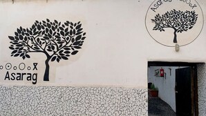Fachada de un edificio con un logotipo de árbol y el nombre "Asarag" bien visible.
