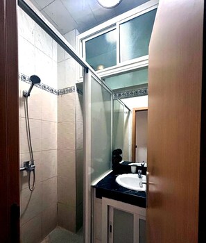 シャワー、タオル、トイレットペーパー