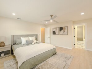 4 bedrooms, desk, iron/ironing board, free WiFi