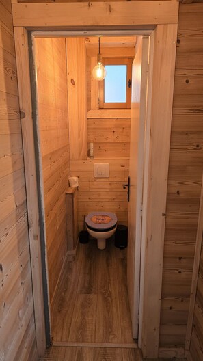 Suihku, hiustenkuivaaja, saippua, vessapaperi