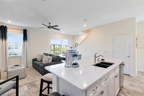 Family Cottage, Non Smoking, Lake View | Living area