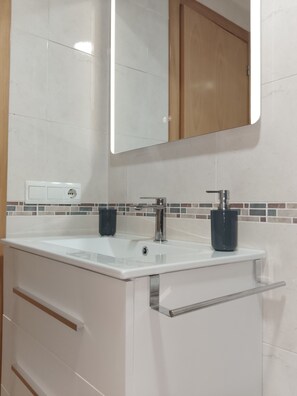 Dusche, Haartrockner, Handtücher, Seife
