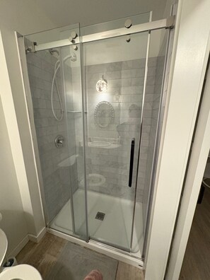 Douche, séchoir à cheveux, serviettes fournies, savon