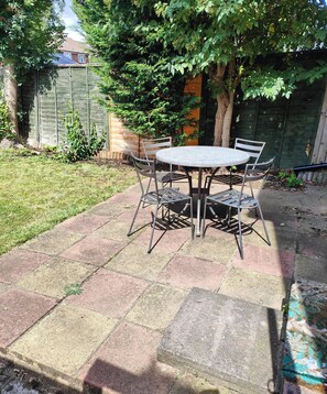 Outdoor dining - Stunning maisonette (Bushey)