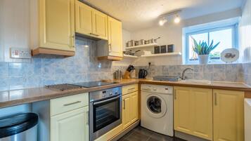 Réfrigérateur, micro-ondes, four