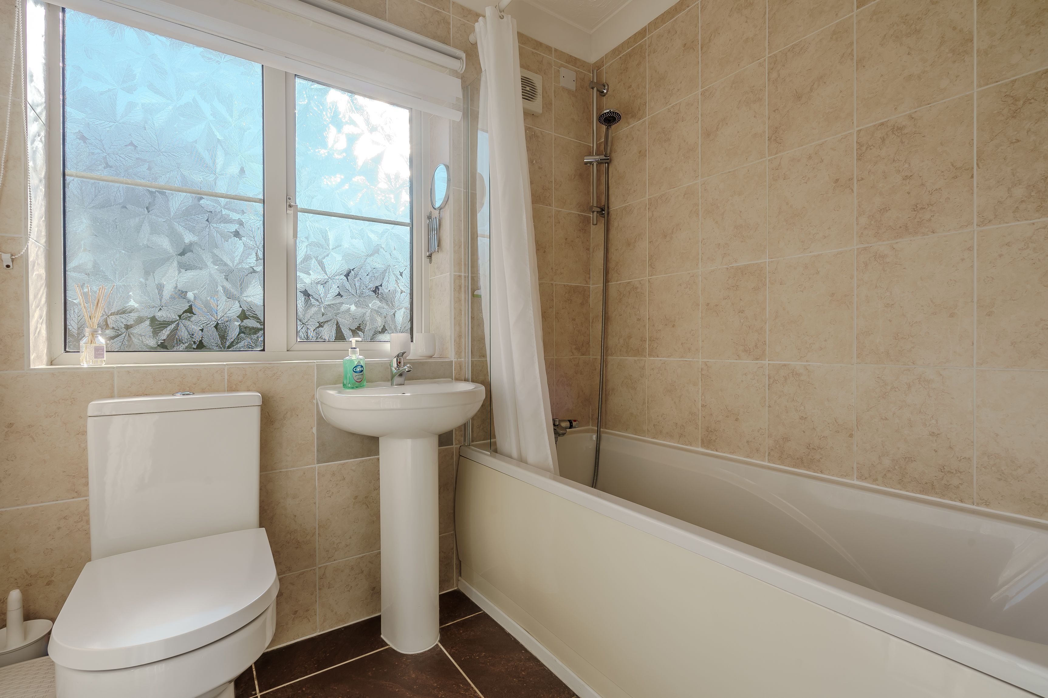 Un baño con inodoro, lavamanos y bañera.