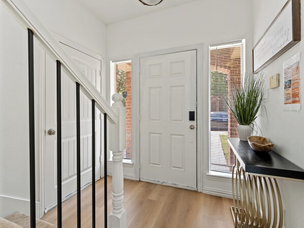 Interior - Cozy DFW Retreat, Sleeps 10, Near Stadiums (Grand Prairie)