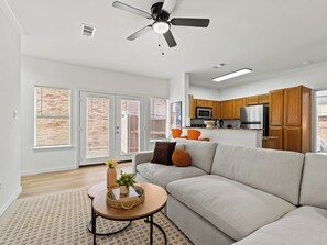 Smart TV - Cozy DFW Retreat, Sleeps 10, Near Stadiums (Grand Prairie)