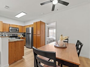 Dining - Cozy DFW Retreat, Sleeps 10, Near Stadiums (Grand Prairie)
