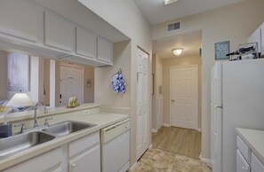 Microwave, oven, stovetop, dishwasher - Serenity Pool Side Cozy 1-bedroom condo in lovely Clearwater - AC; fitness room (Clearwater)