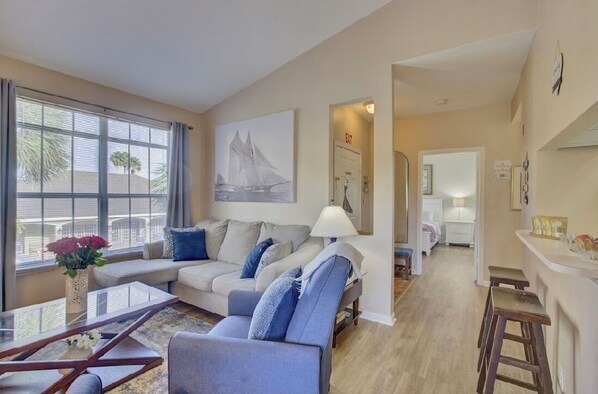 TV - Serenity Pool Side Cozy 1-bedroom condo in lovely Clearwater - AC; fitness room (Clearwater)