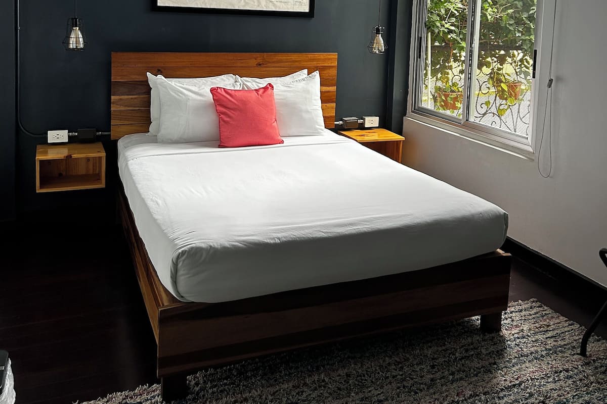 Quarto casal superior, 1 cama de casal, suíte | Wi-Fi de cortesia