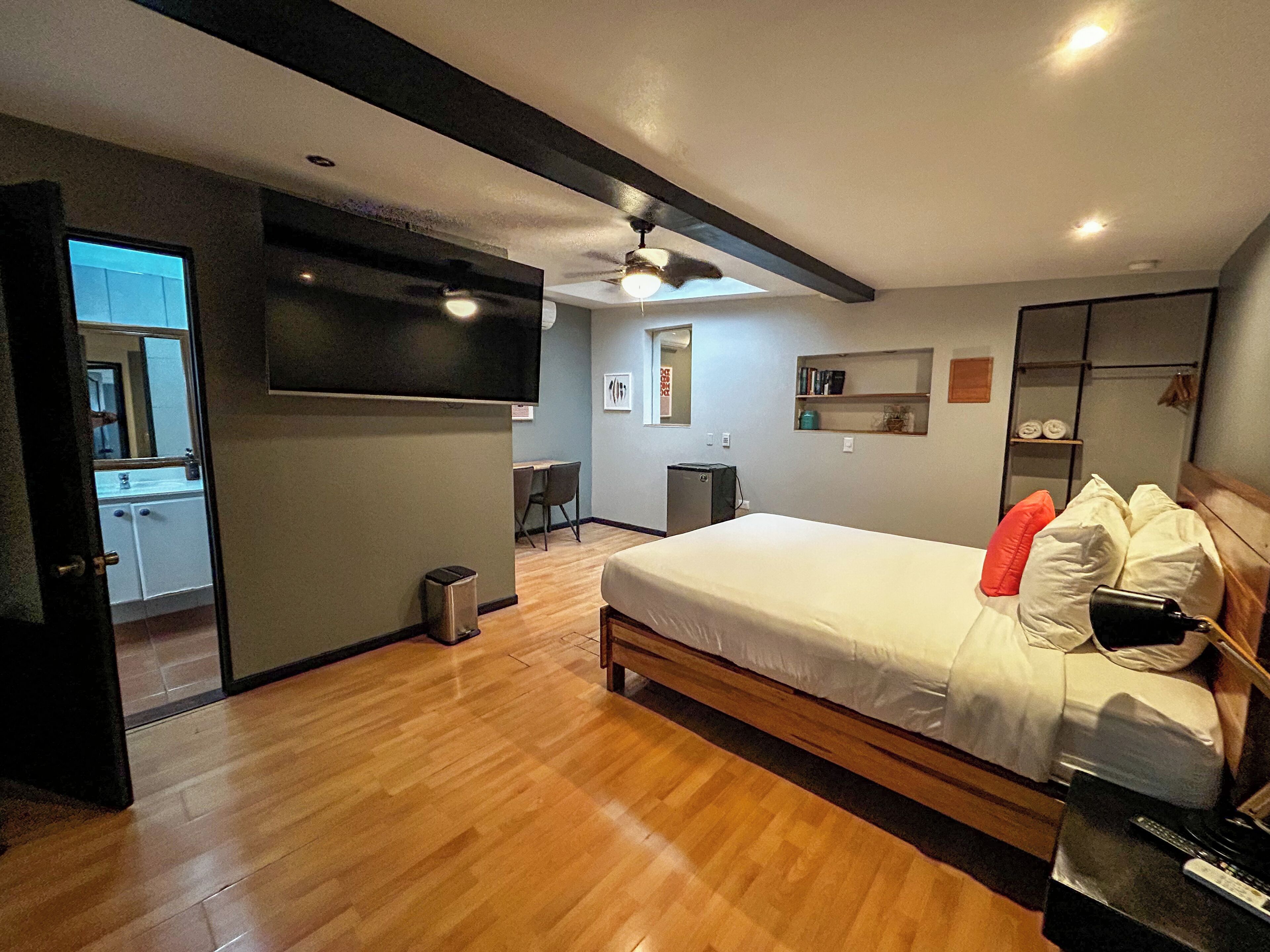 Deluxe Double Room, 1 Double Bed, Private Bathroom | Free WiFi, bed sheets