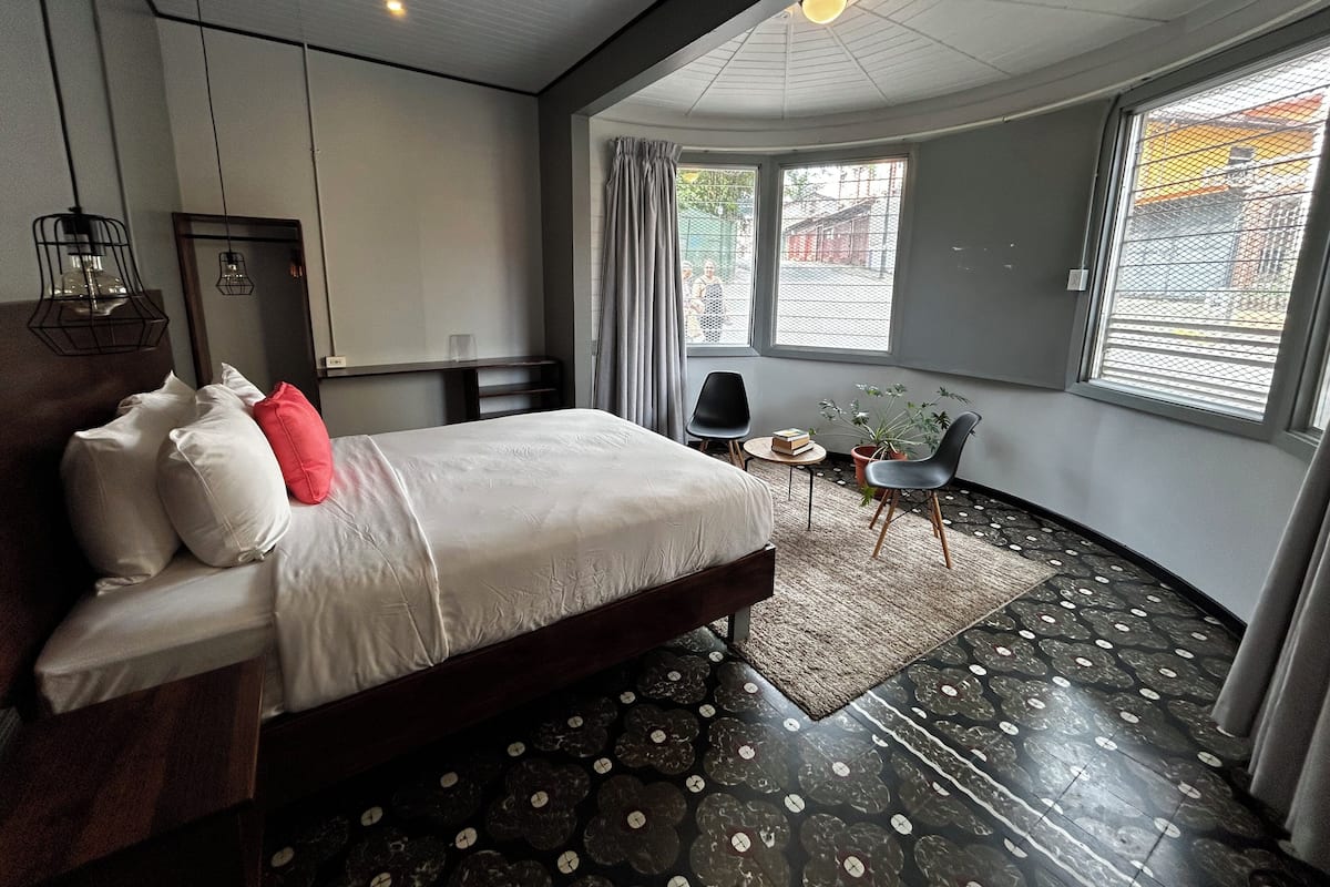 Quarto casal luxo, 1 cama de casal, banheiro privativo | Wi-Fi de cortesia