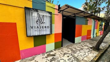 Vista frontal de la propiedad