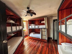 Free WiFi, bed sheets - Viajero San José Hostel (San José)