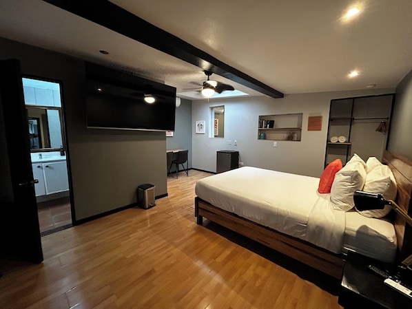 Deluxe Double Room, 1 Double Bed, Private Bathroom | Free WiFi, bed sheets