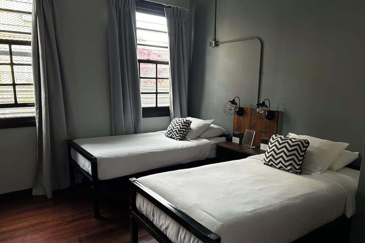 Quarto duplo standard, 2 camas de solteiro, suíte | Wi-Fi de cortesia