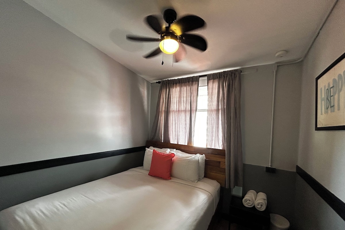 Quarto casal básico, 1 cama de casal, banheiro compartilhado | Wi-Fi de cortesia