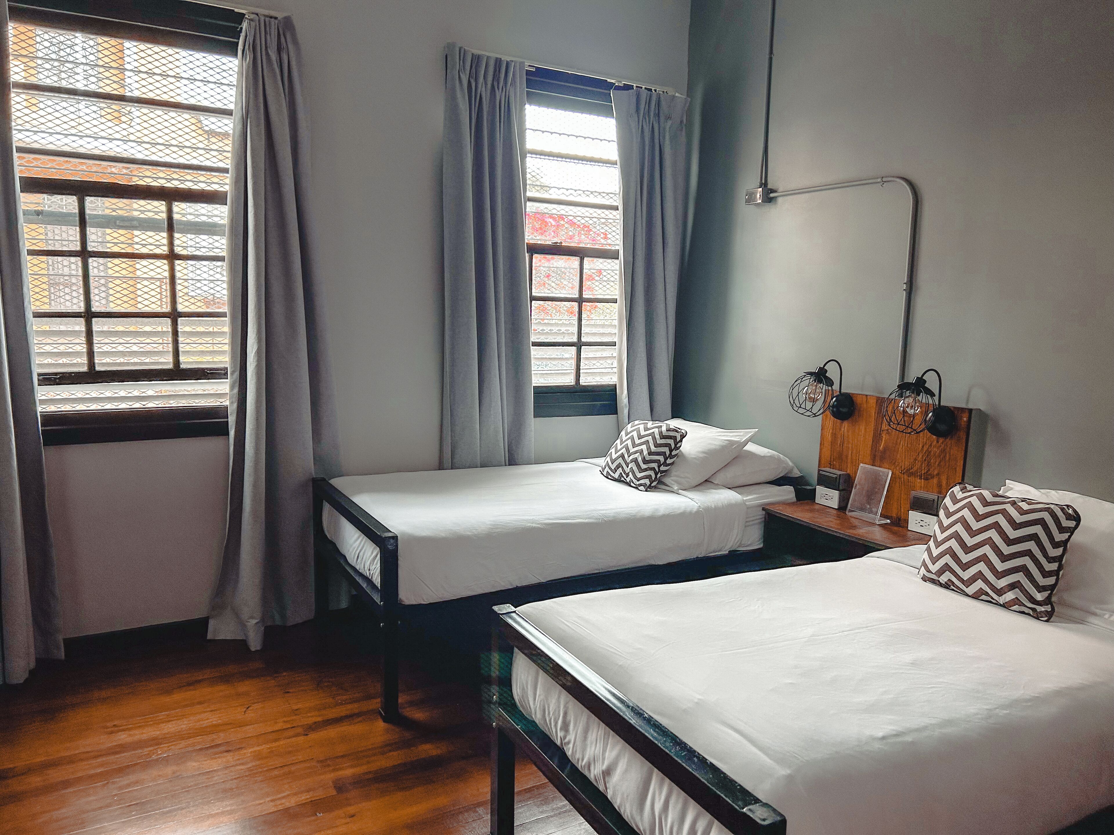 Standard-herbergi - 2 einbreið rúm - með baði | Ókeypis þráðlaus nettenging, rúmföt