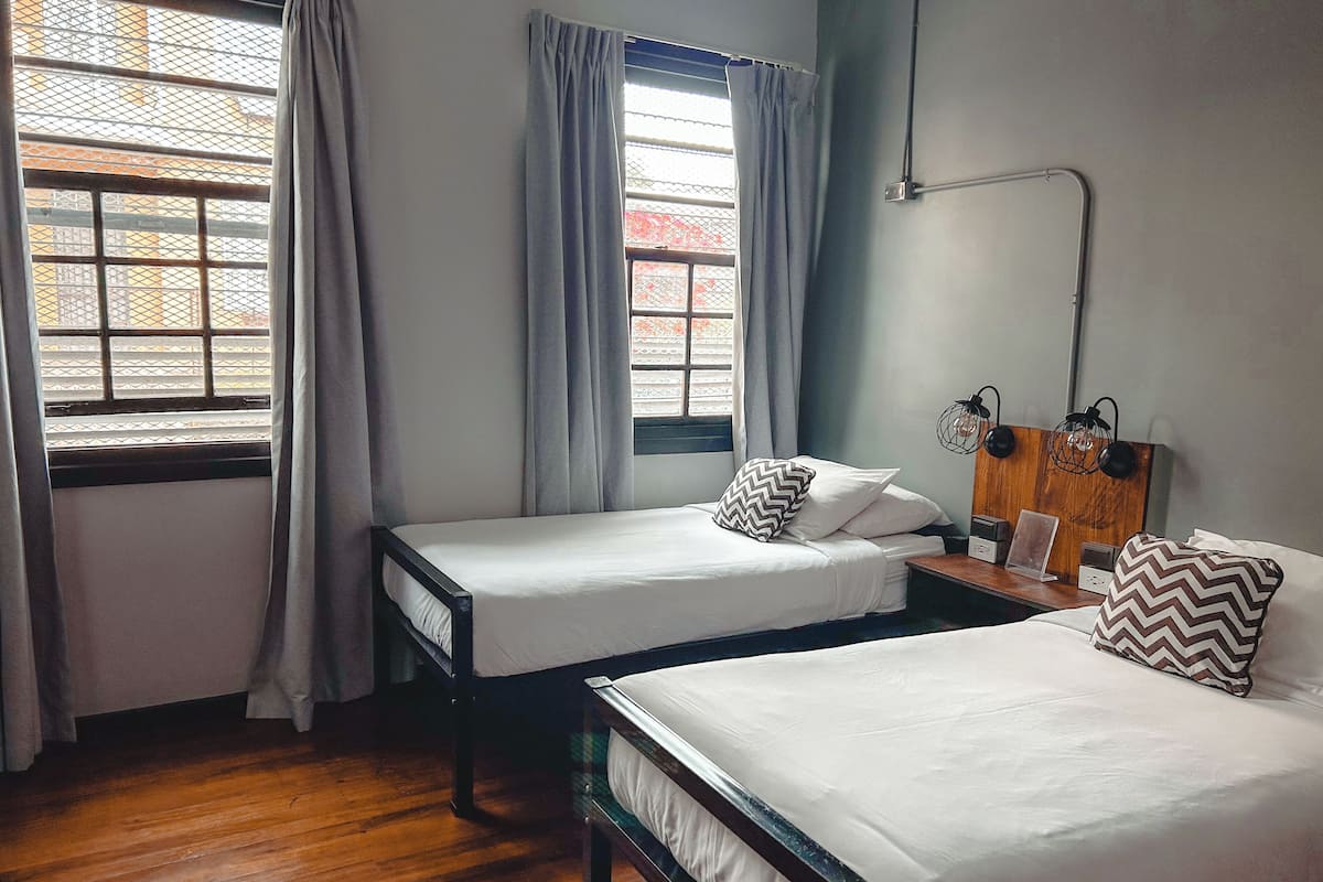 Habitación estándar con 2 camas individuales, 2 camas individuales, baño en la habitación | Wifi gratis y ropa de cama