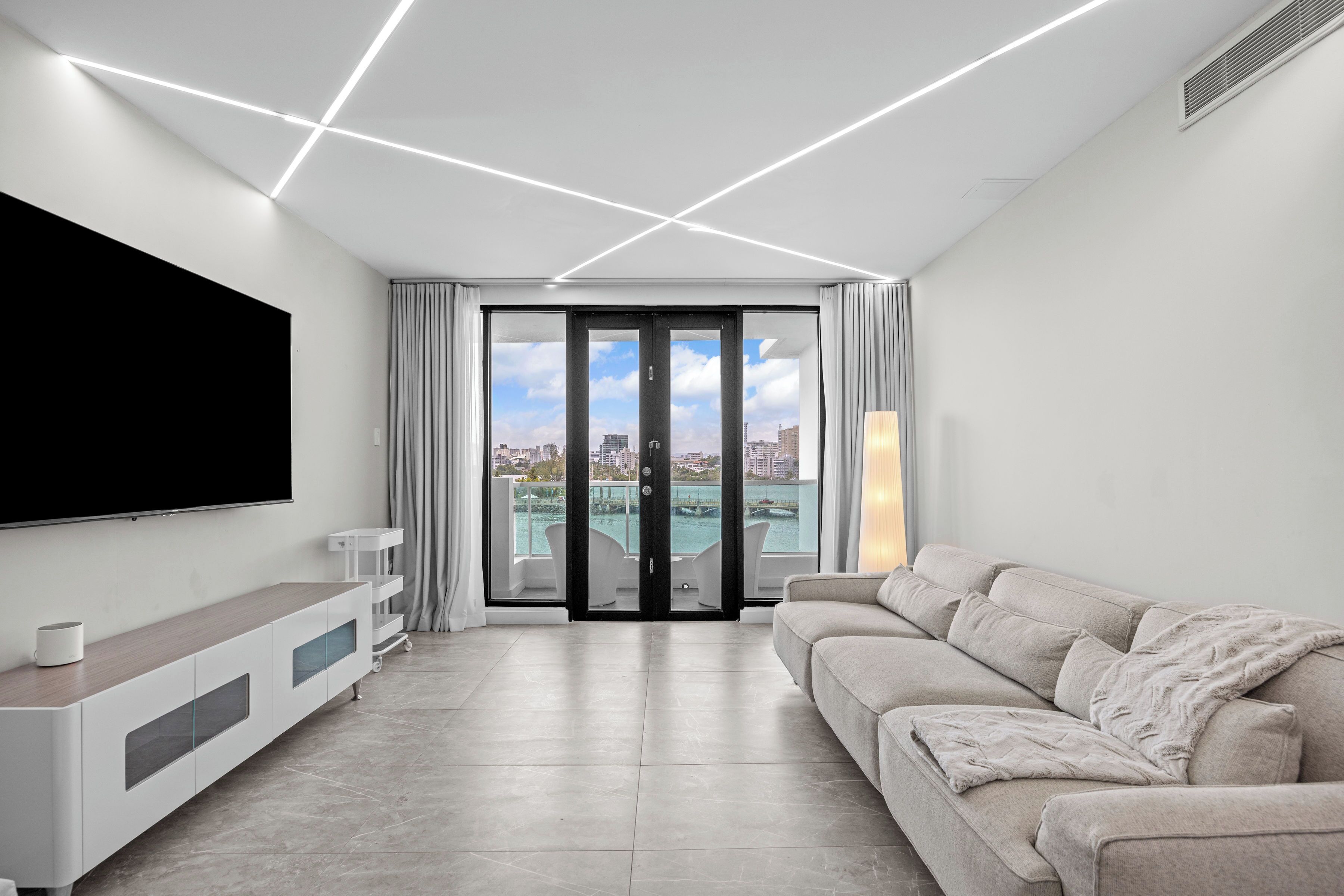Luxury-Apartment, Meerblick | Wohnbereich | 32-Zoll-LED-Fernseher mit Kabelempfang