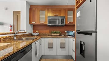 Studio, Balcony, Sea View | Private kitchen