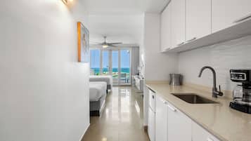 Studio, 2 Double Beds, Balcony, Sea View | Private kitchen | Cookware/dishes/utensils