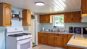 Kühlschrank, Mikrowelle, Ofen, Wasserkocher mit Kaffee-/Teezubehör