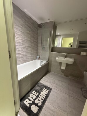 Toallas, jabón, papel de baño 
