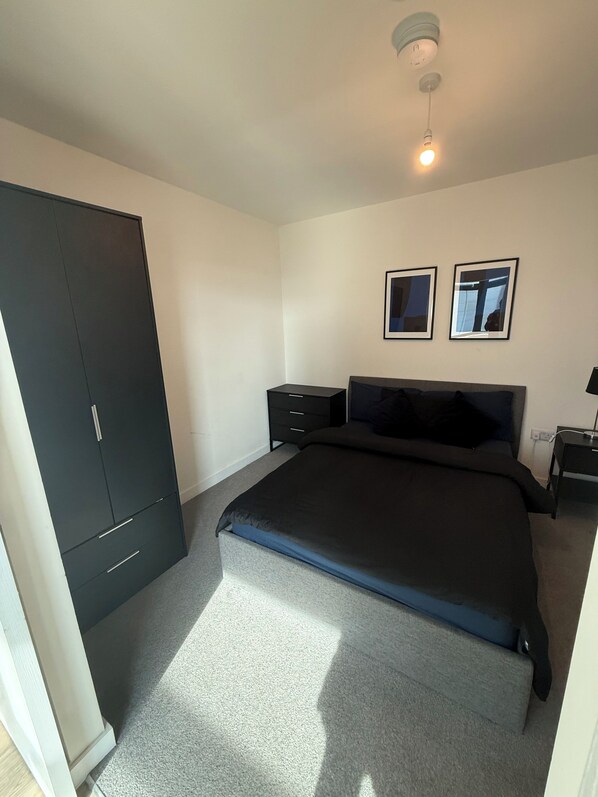 2 habitaciones, tabla de planchar con plancha, wifi y ropa de cama 