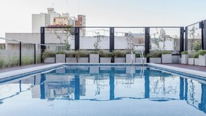 A rooftop swimming pool with a clear view of the city skyline in the background. - 2 rooms Las Lomitas (Lomas de Zamora)
