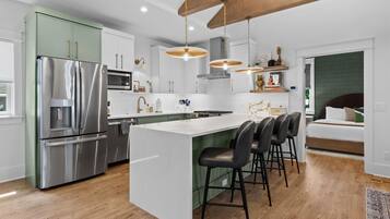 Refrigerador, microondas, horno y parrilla de estufa