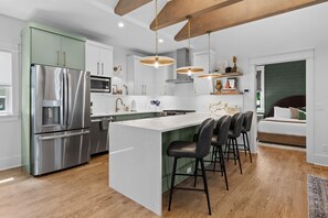 Réfrigérateur, micro-ondes, four, plaque de cuisson