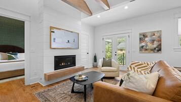 Smart TV, chimenea y libros