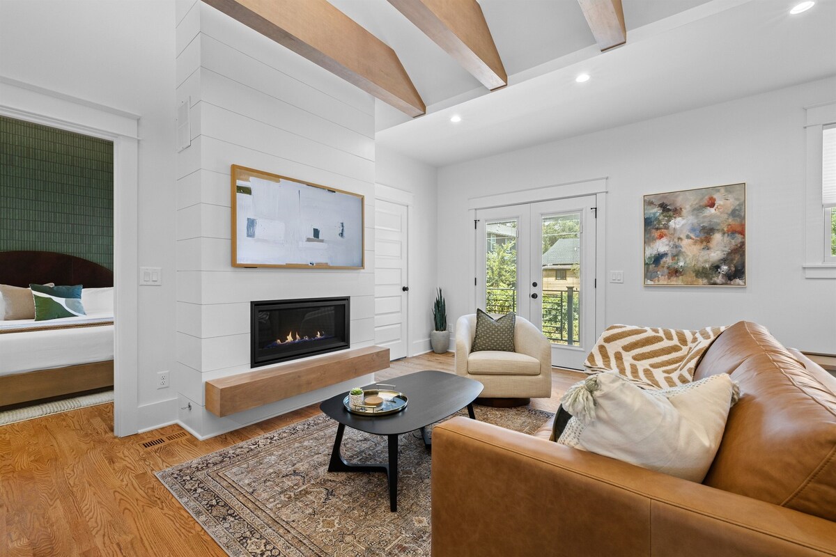 Boutique Luxury Winter Escape • Fireplace, Heated Floor, SpaShower, Chef Kitchen