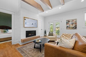 TV connectée, cheminée, livres