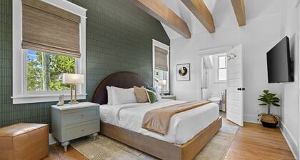 Boutique Luxury King Suite • Spa Shower, Chef Kitchen, Fireplace, Walk to Dining