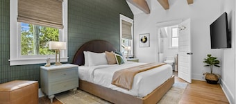 Boutique Luxury King Suite • Spa Shower, Chef Kitchen, Fireplace, Walk to Dining